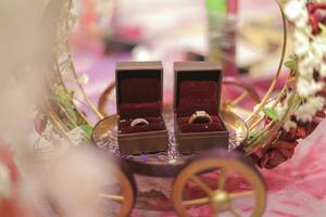 nozze anelli nel nozze cerimonia, anelli nel un Aperto scatola su tradizionale indiano stile ghirlanda. foto