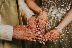 indiano sposa e sposo mano con alcanna mostrando loro Fidanzamento squillare foto