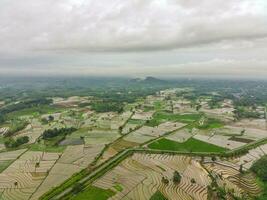 il bellezza di il mattina panorama con Alba nel Indonesia villaggio foto