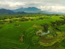 il bellezza di il mattina panorama con Alba nel Indonesia villaggio foto