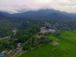 il bellezza di il mattina panorama con Alba nel Indonesia villaggio foto