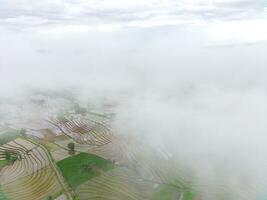 il bellezza di il mattina panorama con Alba nel Indonesia villaggio foto