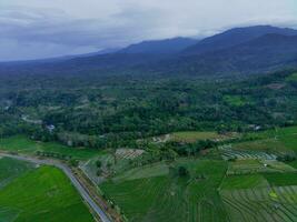 il bellezza di il mattina panorama con Alba nel Indonesia villaggio foto