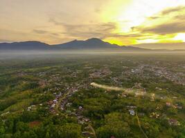 il bellezza di il mattina panorama con Alba nel Indonesia villaggio foto