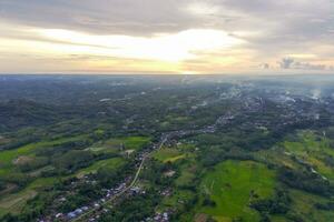 il bellezza di il mattina panorama con Alba nel Indonesia villaggio foto