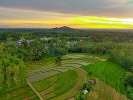 il bellezza di il mattina panorama con Alba nel Indonesia villaggio foto