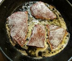 fresco pollo fegato con arrostito cipolle e schiacciato patate foto