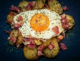 agricoltori prima colazione arrostito patate con prosciutto e uova foto