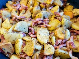 arrostito patate con Bacon cipolle e spezie foto