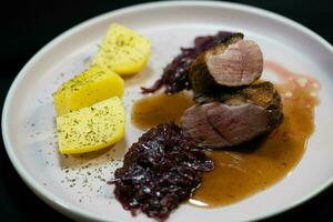 arrostito anatra con rosso cavolo e patate foto