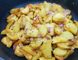 arrostito patate con Bacon cipolle e spezie foto