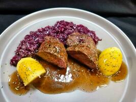 arrostito anatra con rosso cavolo e patate foto