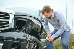 auto incidente. uomo dopo auto incidente. uomo rimpianti danno causato durante auto relitto foto