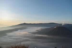 il monte bromo è un vulcano molto bello e molti turisti ci vanno foto