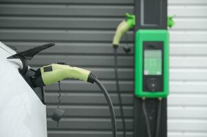 ev ricarica stazione per elettrico auto nel concetto di verde energia e eco energia prodotta a partire dal sostenibile fonte per fornitura per caricabatterie stazione nel ordine per ridurre co2 emissione foto