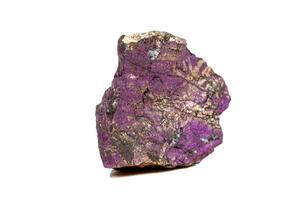 macro minerale pietra purpureo, viola purpurite nel il razza un' bianca sfondo foto