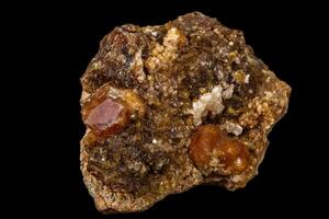 macro minerale pietra grossolano, granato, epidoto su un' nero sfondo foto