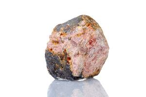 macro minerale pietra andalusite su un' bianca sfondo foto