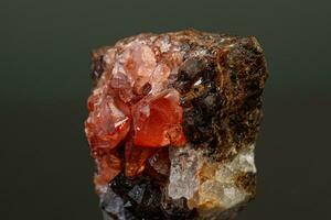 macro minerale pietra rodocrosite su un' nero sfondo foto