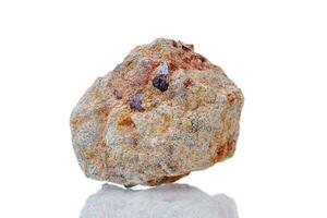 macro minerale pietra magnetite su un' bianca sfondo foto