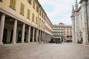 Como, Lombardia, Italia. fotografia di vuoto strada nel nel il centro di italiano città di como vicino il medievale Cattedrale foto