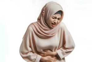 ai generato asiatico musulmano donna nel hijab con mani Tenere stomaco con dolore facciale espressione isolato bianca sfondo foto