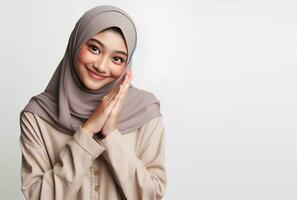 ai generato asiatico musulmano donna nel hijab con mani in posa isolato bianca sfondo foto