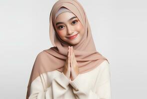 ai generato asiatico musulmano donna nel hijab con mani in posa isolato bianca sfondo foto