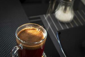 tiro di il caldo caffè nel il trasparente tazza. bevanda foto