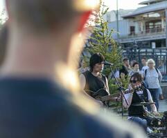 Mosca, Russia - 07.09.2023 - visitatori godendo strada gruppo musicale prestazione Il prossimo per vdnkh la metropolitana stazione. musica foto