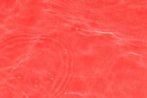 redwater spruzzi su il superficie ondulazione sfocatura. defocus sfocato trasparente viola colorato chiaro calma acqua superficie struttura con spruzzo e bolla. foto