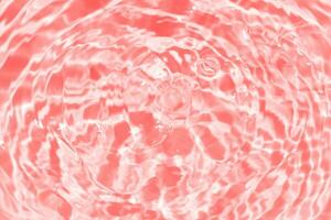 redwater spruzzi su il superficie ondulazione sfocatura. defocus sfocato trasparente viola colorato chiaro calma acqua superficie struttura con spruzzo e bolla. foto