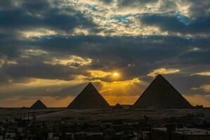 un' bellissimo immagine di il piramidi nel giza, Egitto a tramonto foto