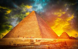 un' bellissimo immagine di il piramidi nel giza, Egitto a tramonto foto