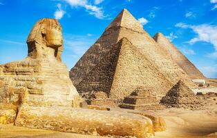 un' bellissimo immagine di il piramidi nel Giza nel Egitto con il sfinge foto
