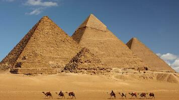 un' bellissimo immagine di il piramidi nel giza, Egitto foto