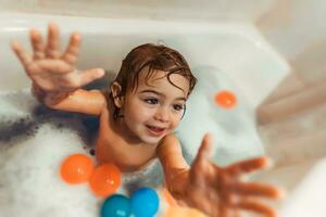 contento ragazzo assunzione bagno foto