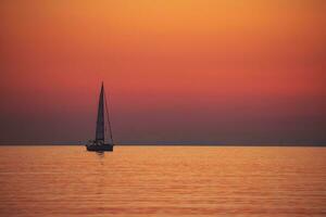 vela barca al di sopra di tramonto foto