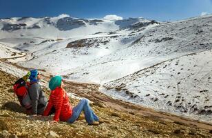 attivo persone escursioni a piedi nel il montagne foto