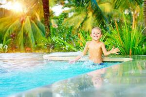 poco ragazzo nel il piscina foto