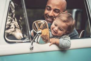 contento padre con figlio guida un' auto foto