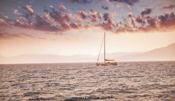 bellissimo tramonto al di sopra di mare paesaggio foto