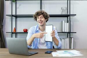 caucasico uomo è Lavorando a il suo casa ufficio mentre presentazione il nuovo progetto utilizzando digitale tavoletta nel il in linea incontro con il suo squadra e cliente per libero professionista e imprenditore attività commerciale concetto foto