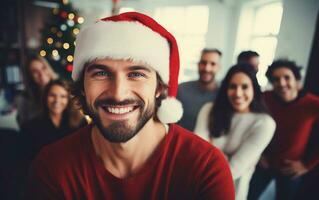 ai generato ufficio Natale festa con contento sorridente uomo nel Santa cappello nel il primo piano foto