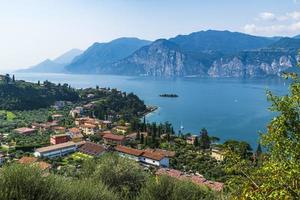 lago di garda e il centro storico di malcesine. foto