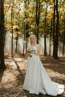 il sposa è a piedi contro il sfondo di un' fiaba nebbia nel il foresta. il raggi di il sole rompere attraverso il Fumo, un' fiaba nozze foto