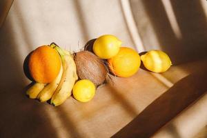 cibo estivo creativo ancora in vita con banane, cocco, arance e limoni.