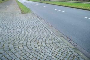 vuoto largo strada nel il pioggia nel il città foto