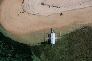 aereo Visualizza di un' incagliato barca su il isola di maltatayoc foto