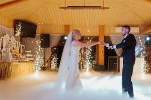 il nozze di il sposa e sposo nel un elegante ristorante con grande leggero e atmosfera. pesante Fumo foto